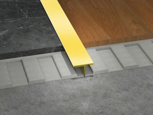 T a formé escaliers extérieurs en laiton de résistance à la corrosion de l'équilibre 1.8m de tuile de hauts