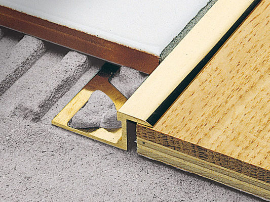 La bande rebord en laiton luxueuse de décoration intérieure a balayé l'équilibre en laiton 10mm de tuile