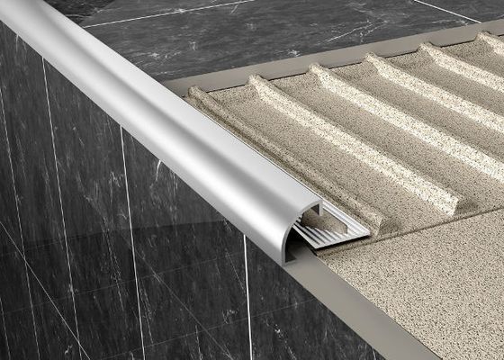 Bandes intérieures en métal autour de l'équilibre en aluminium en céramique faisant le coin de bord de miroir de carrelage