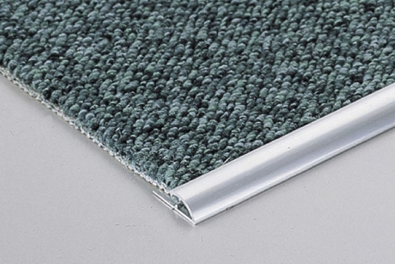 La bande de transition en aluminium de tapis de profil a anodisé la préparation de surface