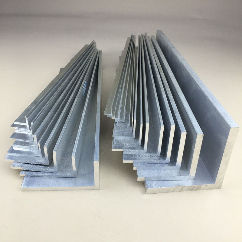 Le bout de l'équilibre en aluminium de tuile de carreaux de céramique et de bandes en métal