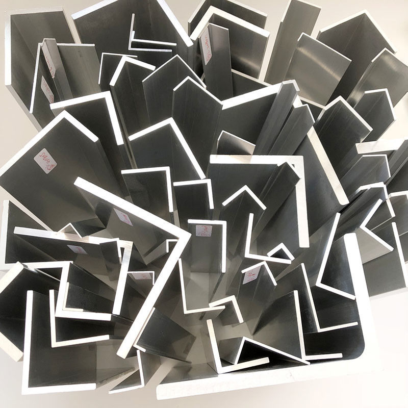 Le bout de l'équilibre en aluminium de tuile de carreaux de céramique et de bandes en métal