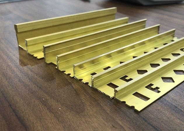 La jonction en laiton décorative de l'or 3.0m panneau la décoration de meubles