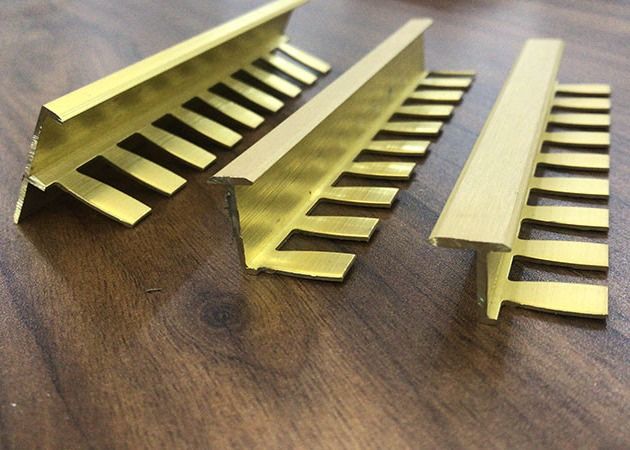 La jonction en laiton décorative de l'or 3.0m panneau la décoration de meubles