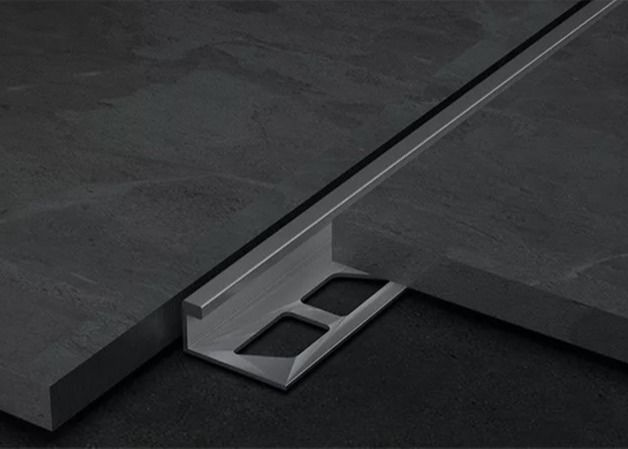 Les bandes se fermantes à angle droit de profil d'alliage d'Aluminium-magnésium couvrent de tuiles l'équilibre de bord