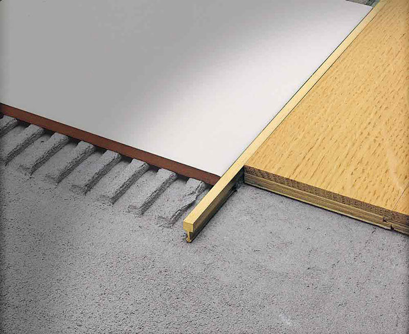 La bande rebord en laiton luxueuse de décoration intérieure a balayé l'équilibre en laiton 10mm de tuile