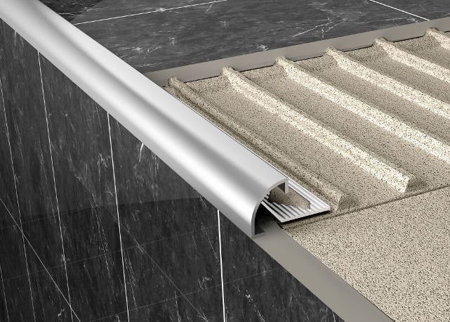 Bandes intérieures en métal autour de l'équilibre en aluminium en céramique faisant le coin de bord de miroir de carrelage