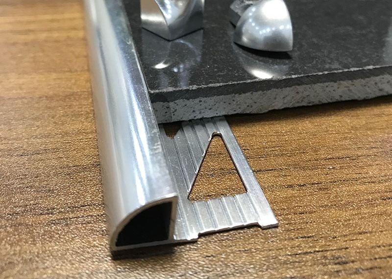 Bandes intérieures en métal autour de l'équilibre en aluminium en céramique faisant le coin de bord de miroir de carrelage