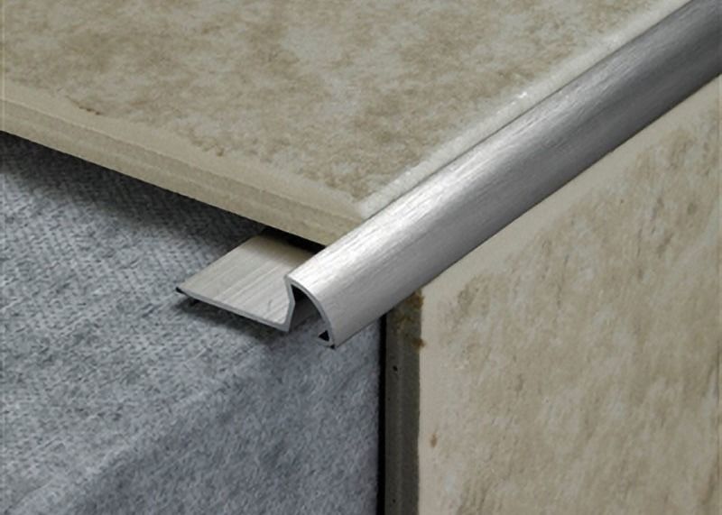 Bandes intérieures en métal autour de l'équilibre en aluminium en céramique faisant le coin de bord de miroir de carrelage