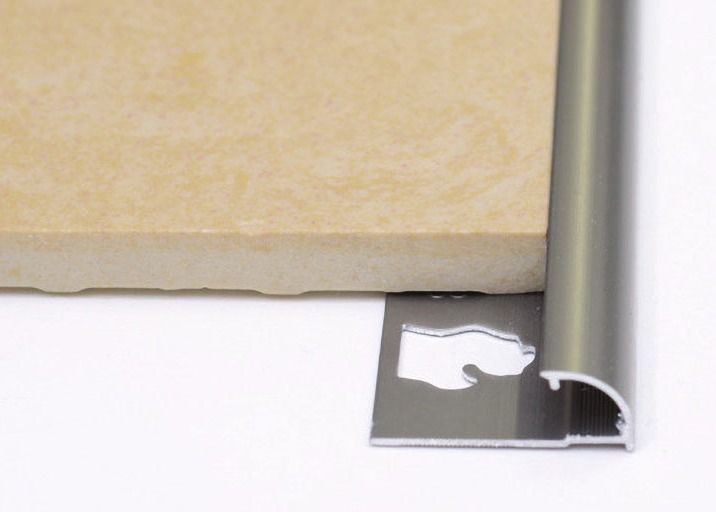 Bandes intérieures en métal autour de l'équilibre en aluminium en céramique faisant le coin de bord de miroir de carrelage