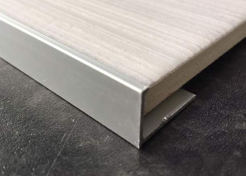 Profils en aluminium accessoires d'extrusion de tuile d'ODM d'OEM d'usine de bord de coin de tuile décorative d'équilibre