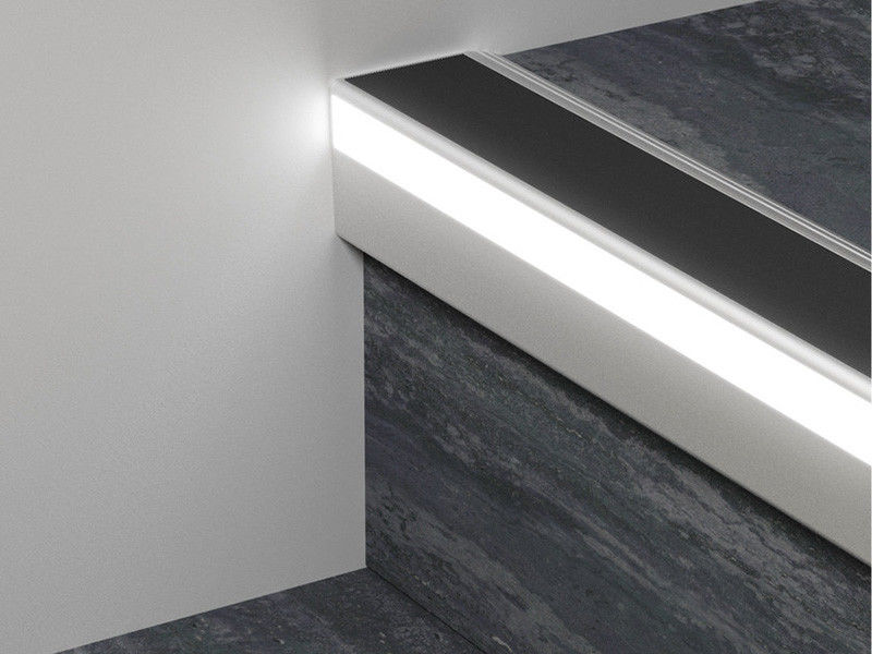 L'escalier que l'anti dérapage dépouille la LED en aluminium profile le profil en aluminium d'extrusion