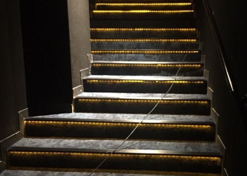 L'escalier que l'anti dérapage dépouille la LED en aluminium profile le profil en aluminium d'extrusion